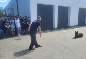 policjant prezentuje posłuszeństwo psa słuzbowego