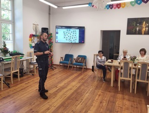 policjant prowadzi prelekcje