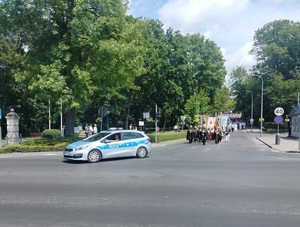 radiowóz jadacy w przedzie procesji