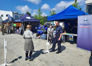 policjnat stoi naprzeciwko uczestnika, który ma załozone na głowe alkogogle