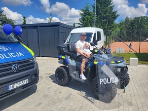 dwie osoby siedzące na policyjnym quadzie