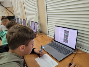 dzieci siedza przed laptopami, gdzie rozwiązują testy