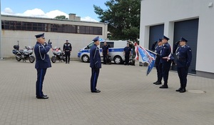 Zastepca Komendata Wojewódzkiego Policji w bydgoszczy stoi przed sztandarem