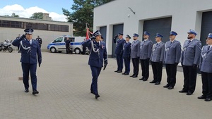 zastepca komendanta oraz dowódca uroczystości przechodzi przy policjantach stojących na apelu