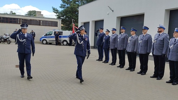 zastepca komendanta oraz dowódca uroczystości przechodzi przy policjantach stojących na apelu
