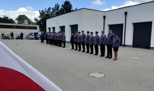 policjanci stojący na placu w szeregu