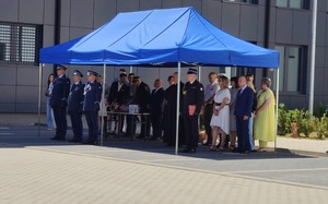 zdjecie gości zebranych na placuu pod namiotem