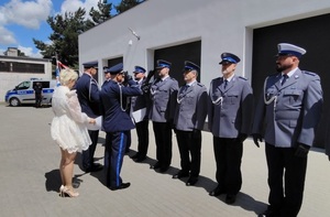 wręczanie aktów mianowania policjantom stojącycm na placu
