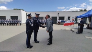 komendanci wręczaja odznaczenia dwóm osobom