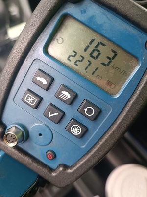 zdjecie miernika prędkosci, na ktorym jest wartośc 163 km/h