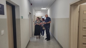 komendant oraz delegacja przemieszcza się korytarzem