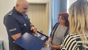 Komendant wrecza przygotowany upominek w postaci tablicy z grawerem gwiadzy policyjnej oraz napisem o treści: na pamiatke włosko-polskiego spotkania"