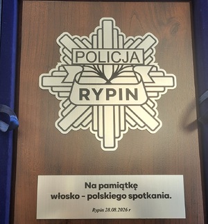 zdjęcie gwiazdy policyjnej z napisem policja, Rypin, oraz tabliczki z napisem o treści: Na pamiątke spotkania włosko-polskiego, 28.08.2026r