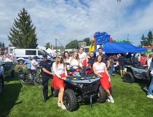 zdjecie grupowe uczestników z policjantami na quadzie policyjnym