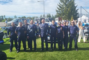 zdjecie grupowe policjantów z Komendantami