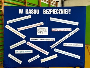 tablica dekoracyjna z wiszącymi hasłami