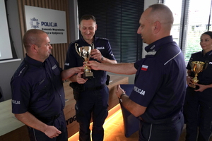 komendant wojewódzki wrecza puchar dwóm policjantom za zajecie III miejsca w klasyfikacji druzynowej
