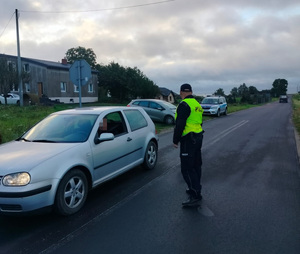policjant na drodze podchodzi do pojazdy
