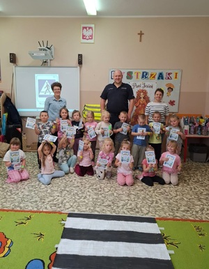 zdjecie grupowe policjanta z dziecmi
