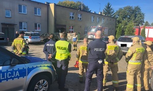 odprawa przed rozpoczęciem ćwizceń, w której uczestnicza policjanci i strażacy