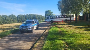 radiowóz prowadzi autokar z mieszkancami