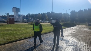 policjany oraz technik kryminalistyki wchodza na teren zagrozony