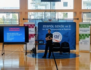 policjantka stoi przy monitooerze i prowadzi prelekcje