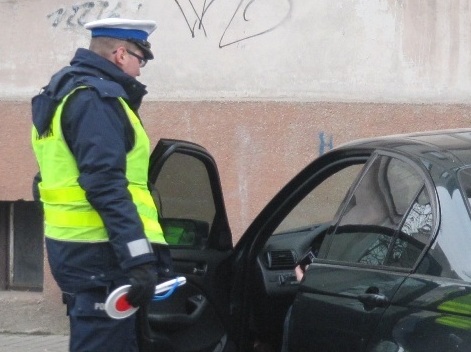 Kierowca pod wpływem alkoholu dowoziła dzieci na przystanek w gminie Brzuze